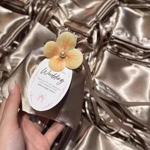 Sacchetti Regalo Eleganti in Raso di Seta per Matrimoni e Baby Shower con Ciondolo Floreale e Etichette di Ringraziamento - Product Image 2