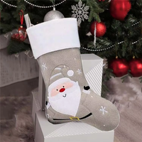 Vente en gros de bas de Noël 2025 pour célébrations joyeuses Ornement d'arbre de Noël gris avec sac de bonbons Décoration de cadeau de vacances