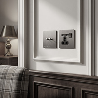 Interruptores de palanca retro plateados con placas, enchufe de pared del Reino Unido 220V, tomas de corriente universales y interruptores reguladores de intensidad.