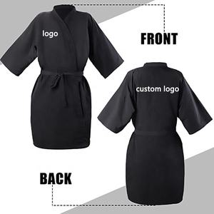 Capa de Poliéster con Logotipo Bordado Personalizado, Bata de Spa, Belleza, Peluquería, Barbería, Bata Impermeable para Clientes, Kimono de Peluquería - Product Image 4
