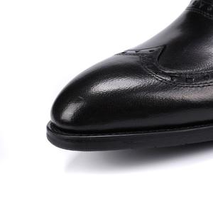 Zapatos Derby de lujo grabados, hechos de cuero genuino de alta calidad, piel de vaca brogue duradera, ideales para uso formal en negocios. - Product Image 6