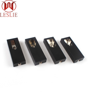 Soporte de tubo cuadrado abatible de aleación de zinc sólido Leslie para barra de ropa de armario, con brida, negro y dorado, montaje en pared - Product Image 1