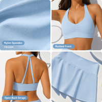 Ensemble de sport 2 pièces uni pour femme, avec brassière de sport dos nageur froncée à l'avant et jupe-short fluide taille haute avec short intégré, extensible dans quatre directions