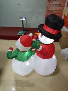 Decoración Navideña Inflable Iluminada, Familia de Muñecos de Nieve con Regalo y Bastón de Caramelo - Product Image 4