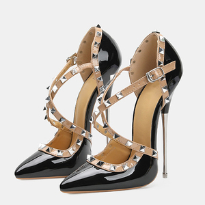 Sandales à talons aiguilles super hauts et fins pour femme, grande taille 46, avec lanières à rivets métalliques croisés, découpes en cuir verni, coupe large - Product Image 2