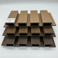 Panneau décoratif extérieur en WPC rainuré, imitation bois, pierre et marbre 3D, anti-UV, idéal pour les revêtements muraux intérieurs et extérieurs.