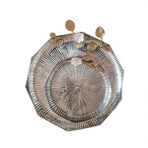 Fait de plateau rond en acier inoxydable Design antique Accueil Table Top Food Snacks Plateau de service avec accent floral au prix le moins cher - Product Image 1