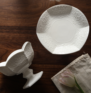Juego de plato de postre de cerámica blanca con relieve y tazón de helado con pedestal, diseño floral vintage en relieve para hotel, restaurante, boda, venta al por mayor - Product Image 1