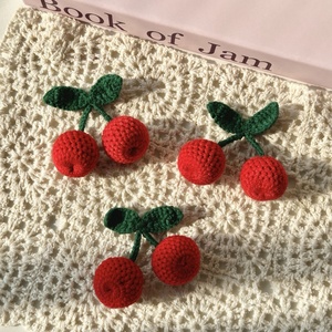 Accessoires faits main à motif cerise : bonnets tricotés, écharpes, chaussures, chaussettes, coques de téléphone, porte-clés – Doux et ornés de fleurs artificielles - Product Image 2