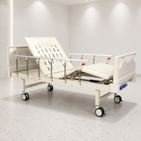 Lit médical avec plateau à fentes d'aération oblongues, cadre à quatre sections et rail métallique, porte-étiquette patient pour salle post-chirurgicale