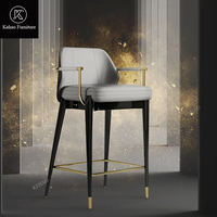 Chaise de bar en cuir de luxe avec accoudoirs, pieds en métal noir et or modernes, tabouret de comptoir élégant pour villa design