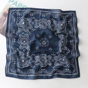 Écharpe imprimée pour femmes, design à motifs tendance, ajoute du style à toutes les tenues, disponible en grandes quantités - Product Image 1