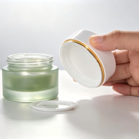 50g Umweltfreundliches Recycelbares Mattiertes Grünes Glas-Cremetiegel Luxuriöser Kosmetikbehälter Weißer PP-Deckel Gold-Dekorring OEM