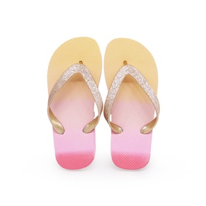 Vente en gros de tongs à dégradé de couleur pour femmes, avec lanière dorée scintillante, sandales de plage, pantoufles d'été en PE souple, logo personnalisé - Product Image 1