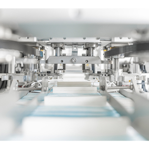 Bienvenida visita a la fábrica <span class=keywords><strong>de</strong></span> 3 capas máscara <span class=keywords><strong>de</strong></span> la cara que hace la máquina <span class=keywords><strong>de</strong></span> 3 capas máscara máquina con dispositivo <span class=keywords><strong>de</strong></span> corrección - Product Image 3