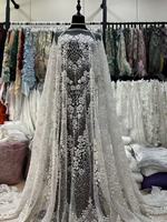 Tissu en dentelle perlée en gros avec broderie de paillettes brillantes sur tulle pour robe de mariée femme