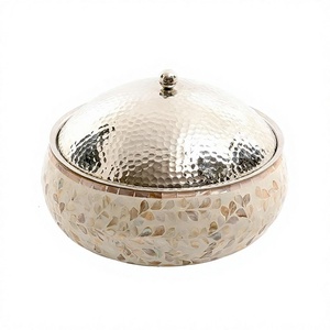 Casserole en nacre et bois, forme ronde en acier inoxydable, avec couvercle martelé, pour usage en restaurant - Product Image 1