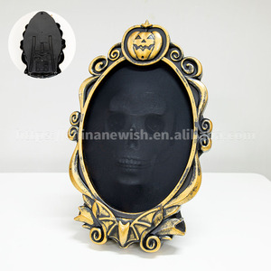 ของตกแต่งใหม่ ขนาด 24.5*8.5*38 ซม. ใช้แบตเตอรี่ 3AA  หน้าผีพลาสติกดีดออกมาจากกระจก พร้อมเสียงน่ากลัว ไฟ LED 22 ดวง ใช้ได้ทั้งแบบแขวนและตั้งพื้น - Product Image 2