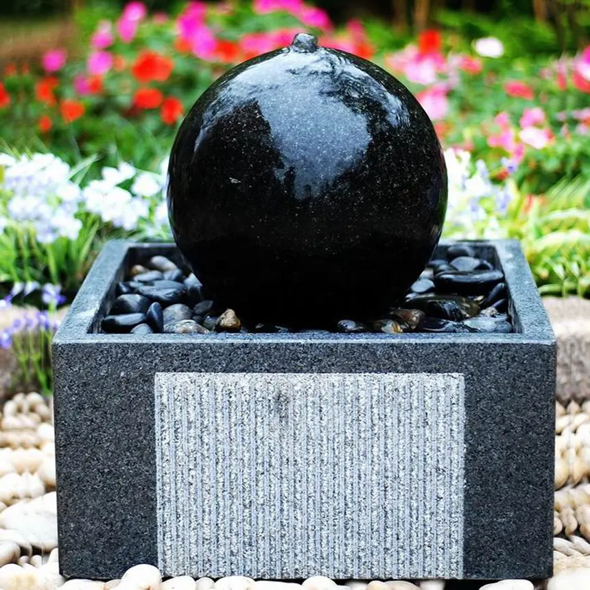 Hand gefertigter polierter glatter Kugel boden Schwarzer Granit-Naturstein brunnen mit Würfel becken für Garten terrassen im Innen-und Außenbereich