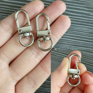 Accessoires Boucles pour chiens en alliage de zinc Boucles à crochet Boucles à saisir Boule de <span class=keywords><strong>fourrure</strong></span> Porte-clés Connecteurs en métal Mousqueton pivotant Porte-clés - Product Image 4