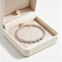 Bracelet pour femme en argent sterling 925 de qualité supérieure, design à maillons de chaîne et breloques décorées de zircone cubique