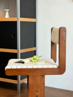 Chaise de salle à manger en bois massif de style mid-century avec dossier rayé rembourré en velours, aspect antique durable pour la salle à manger à domicile