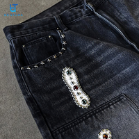 Shorts en jean japonais BENTURA, design vintage, effet vieilli, avec patchs brodés personnalisés et strass sur le bord.