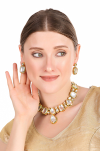 Parure de mariée en laiton d'inspiration luxueuse, collier, boucles d'oreilles, Maang Tikka, zircon, détails perlés traditionnels, pour mariage, fiançailles et soirées - Product Image 3