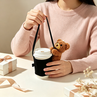 Support de tasse en peluche Kawaii en forme d'ours avec sangle de transport fixe, manchon anti-brûlure pour tasses de thé au lait à emporter, idéal pour les sorties et le shopping