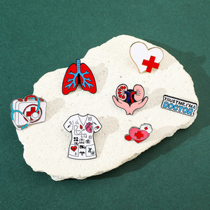 उच्च गुणवत्ता वाले स्टॉक पत्र अंग चिकित्सा पिन ब्रोच नर्स डॉक्टर कपड़े दिल एनमेल लैपल पिन - Product Image 1
