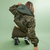 Nouveaux arrivages d'usine Designer Winter Bomber Jacket Femmes Logo personnalisé Heavyweight Streetwear Zip Up Hooded Cropped Puffer Jacket
