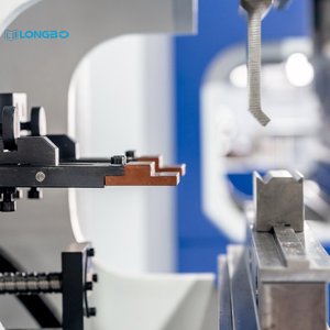 ماكينة ثني كهربائية صغيرة بالكامل من لونج بو CNC بقدرة 3 طن و200 مم - Product Image 3