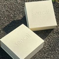Boîte d'emballage personnalisée en papier coton blanc avec logo en relief pour bijoux