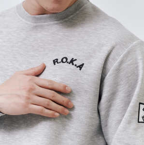 เสื้อสเวตเตอร์คอกลมสไตล์สปอร์ต ROKA ของเกาหลี ผ้าเฟรนช์เทอร์รี่ แขนยาว พิมพ์ลาย แอธเลติก ลำลอง ใส่ได้ทั้งชายและหญิง - Product Image 4