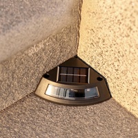 Lampe solaire pour marches extérieures, conçue pour les escaliers et les allées, lumière LED chaude, petite batterie incluse, boîtier étanche IP44, automatique