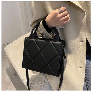 Elegante Bolso Tote Acolchado Mini, Bolso de Mano 2 en 1 con Asa Superior y Correa Cruzada, Bolso de Hombro Pequeño Versátil para Mujer - Product Image 3