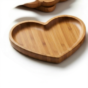Assiette de service en bois en forme de cœur, faite à la main, en bambou poli, pour la maison, les mariages, la restauration, taille et finition personnalisées - Product Image 1