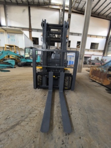 รถยกดีเซลใช้สำหรับรถยก FD30 Komatsu สินค้ามือสองสำหรับอุตสาหกรรมค้าปลีกมีประสิทธิภาพสูง - Product Image 6