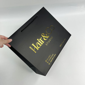 Sacs shopping en papier noir personnalisés avec estampage à chaud doré - Emballage de luxe pour extensions de cheveux et salons de beauté - Product Image 6