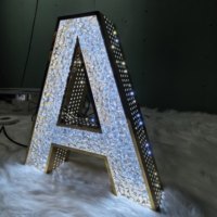 Enseigne publicitaire lumineuse LED perforée avec lettres en diamant scintillantes de qualité supérieure