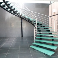 Rampe d'escalier courbée contemporaine Prima avec garde-corps en verre - Construction en acier inoxydable durable et bois, écologique, pour salle de bain et sous-sol