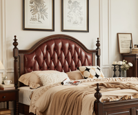 Amerikanisches Vintage-Massivholzbett: Genietetes Rotes Leder-Kopfteil mit Knopfheftung, Luxus fürs Schlafzimmer