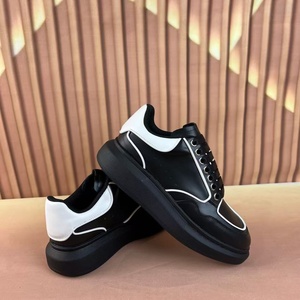 Chaussures de marche noires minimalistes et tendance, style skateboard, en cuir de haute qualité, semelle épaisse, chaussures de sport surélevées pour hommes - Product Image 3