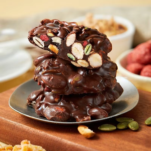 Biscuits chocolatés enrobés de chocolat blanc au lait et au <span class=keywords><strong>cacao</strong></span>, avec granulés de noix lyophilisés - Product Image 3