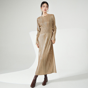 Ropa de Mujer al por Mayor, Vestido Maxi Casual para Mujer, Vestido Plisado Metálico Brillante con Cintura Fruncida, Vestido Plisado Miyake que Estiliza la Figura - Product Image 2