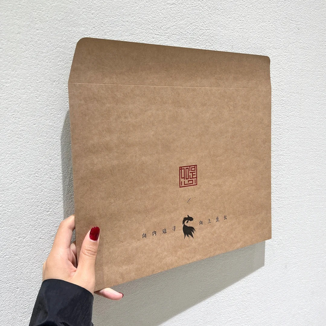 Eco-Friendly Kraft Paper Envelope Bags with Red Stamp Design and Self-Adhesive Seal for Mailing and Gift Packaging