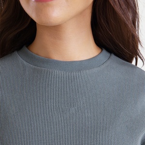 เสื้อยืดผู้หญิงผ้าฝ้ายแบบขายส่ง เสื้อยืดผู้หญิงไซส์ใหญ่แบบวาฟเฟิล ปักโลโก้ เสื้อยืดโอเวอร์ไซส์ผู้หญิง - Product Image 5