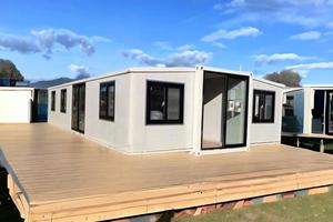 บ้านสำเร็จรูปทรงบ้านพักตากอากาศแบบขยายได้ บ้านคอนเทนเนอร์เคลื่อนที่พร้อมห้องน้ำและห้องครัว สำหรับตั้งแคมป์ ที่พักพักผ่อน และสวนสาธารณะ - Product Image 2