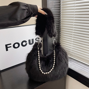 2024 otoño e invierno nuevo bolso peludo diseño de nicho Imitación Piel de zorro bolso para axilas Cadena de perlas bolso de un solo hombro - Product Image 6
