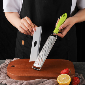 Râpe à fromage multifonctionnelle manuelle avec manchon <span class=keywords><strong>de</strong></span> protection, râpe à <span class=keywords><strong>citron</strong></span>, râpe à chocolat, râpe à fruits et légumes en acier inoxydable - Product Image 2